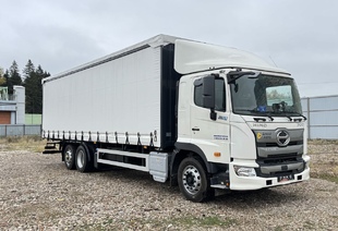 HINO 700 6×2 (МРМ 20т) БОРТ-ТЕНТ СДВИЖНЫЕ ШТОРЫ И КРЫША 9,26м